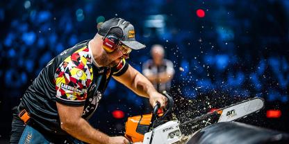 Die Limited-Edition-Schiene im Einsatz bei Danny Martin, dem deutschen Meister im Sportholzfällen 2025.