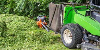 Rasentraktor-Mähen-AdobeStock_163236768