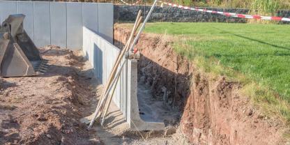 Gartenmauer-L-Steine-AdobeStock_212515375