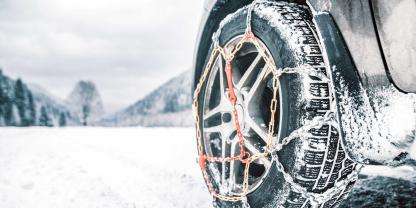 Trotz Schneeketten ereignete sich im winterlichen Gebirge ein Autounfall.