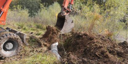 Mit dem Bagger ist der Bau schnell wieder zugedeckt und der Boden unauffällig einplaniert.