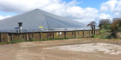 Ein Gülletank auf einem Bauernhof