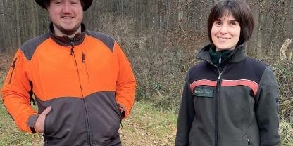 Anne Bloß (rechts) mit Forstbeamten Felix Zywina im Wald von Romrod.