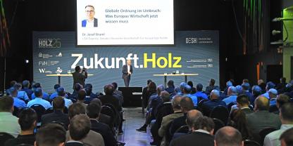 Josef Braml brachte den Teilnehmern des Holzkongresses die weltpolitische Lage näher. 