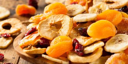 Getrocknet ist Obst lange haltbar und nicht nur für unterwegs ein gesunder Snack.