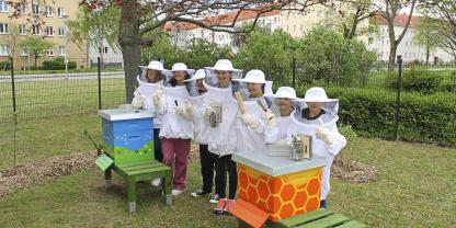 Bereit für die Durchsicht – die AG Schulimkern ist gut ausgestattet.