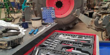 Ein Werkstattwagen neben einem Fendt Traktor