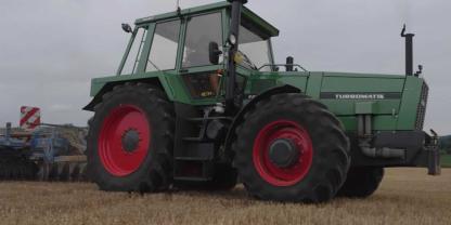 Ein Fendt Nasenbär auf einem Acker