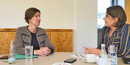 Stefanie Sabet (links) im Interview mit agrarheute-Chefredakteurin Anke Fritz.