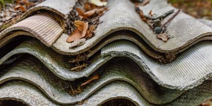 Immer wieder kommt es zur unsachgemäßen Entsorgung alter Dächer, die Asbest enthalten. (Symbolbild)