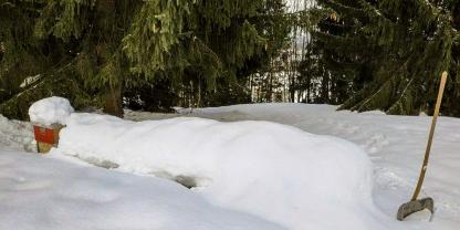 Bienen im Schnee: Ein tief eingeschneiter Bienenstand von Manfred Kick aus Hausham. Eigentlich besteht keine Gefahr für die Völker. Foto: M. Kick