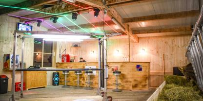 Der Schaustall im Betrieb Guggemos mit Platz für Schulungen, einen Drink bei Musik und netten Gesprächen.