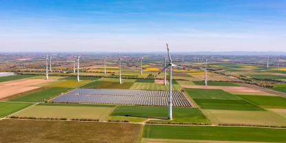 Acker-Windkraft-Solar-AdobeStock_505682887