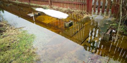 Grundstück-überschwemmt-AdobeStock_1162033018