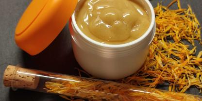 Propolis-Salbe kann bei kleineren Wunden und Hautirritationen unterstützen.