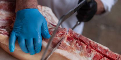 Absprachen in Sachen Schweinefleisch kommen ein Unternehmen teuer zu stehen.