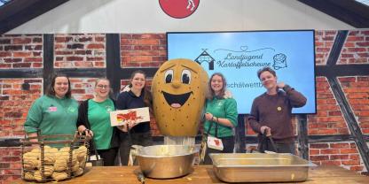 So sehen Sieger aus: Die Kreislandjugend Uelzen gewann den Kartoffel-Schälwettbewerb auf der Grünen Woche 2026.