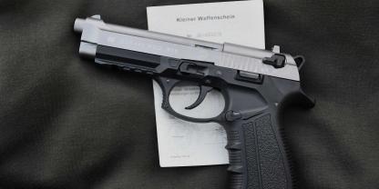 PTB-Waffe mit Kleinem Waffenschein – gerade zu Silvester birgt diese Kombination einige Stolperfallen.