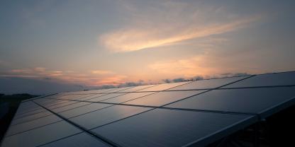 Eine Solar-Freiflächenanlage am Abend