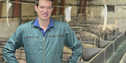 Christian Burbank bewirtschaftet den Hof zusammen mit seinen Eltern. Er ist unter anderem für die Versorgung der Ferkel zuständig.