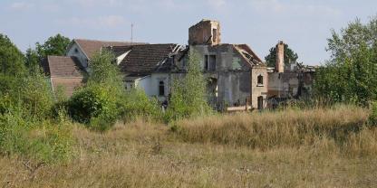 Auch diese Ruinen weichen bald dem Abrissbager: Das Albrechtshaus wurde 1896 im Auftrag der Arbeiterrentenversicherung im Herzogtum Braunschweig erbaut – zum Gelände gehörte auch eine Stabkirche.