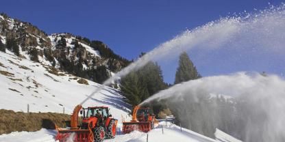Mit Fräsen und Schneepflug ausgestattet, werden die drei leuchtend orangefarbenen Kubota-Traktoren mit fast jeder Schneemenge fertig.