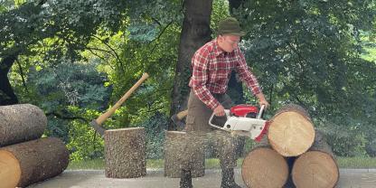 Brennholzmachen ohne große Technik macht mehrfach warm. Besonders das anschließende Spalten kann schweißtreibend sein.