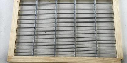 Mit einem senkrechten Absperrgitter lässt sich die Königin gezielt auf eine Fangwabe sperren: Sie kann nur hier legen, die Milben werden von der offenen Brut angezogen und später in der Wabe entnommen.