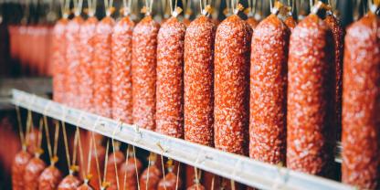 Würste hängen in einem Lagerraum