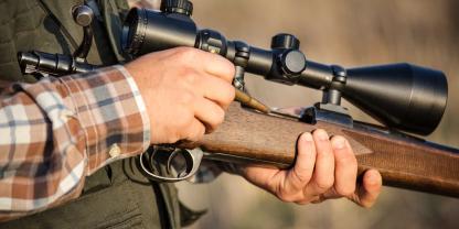 Ein Jäger hatte einen Hund während des Freilaufs angeschossen.