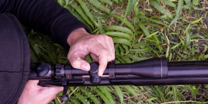 Nach dem Fund von drei toten Jäger, fragt sich eine Region ob ein Mafia-Killer unterwegs ist.