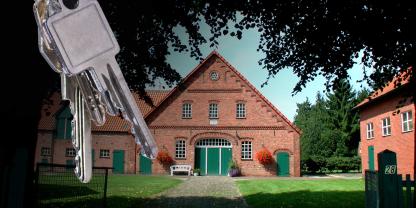 Ein Bauernhof und ein Schlüssel im Vordergrund
