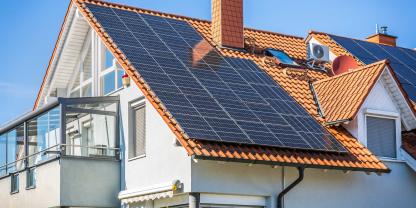 pv-anlage-solaranlage-hausdach-einfamilienhaus