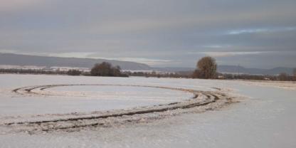 Beim Befahren von Feldern im Winter können Winterkulturen stark beschädigt werden. Landwirte und Polizei appellieren an die Bevölkerung.