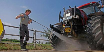 Mit einem Heißwasser-Hochdruckreiniger lassen sich Fett- und Ölreste an Traktoren besonders effektiv entfernen.
