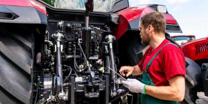Traktor-Inspektion-AdobeStock_1668299628