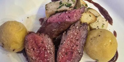 So muss ein Rehrücken aussehen: Eher rot als rosa.