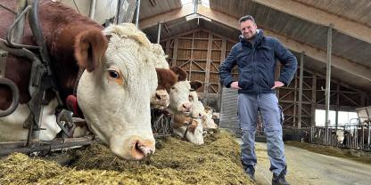 Johann Meyr hat ein Auge auf seine Kühe und ihre Bedürfnisse. Die Leidenschaft für die Milchviehhaltung trägt er schon seit seiner Kindheit in sich.
