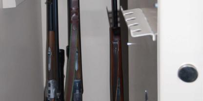 Bei einer Kontrolle durch den Landkreis Würzburg lagen laut Landratsamt zwei Verstöße gegen das Waffengesetzt vor (Symbolbild).