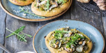 Kleine Pizzen mit ungewöhnlicher Belagkombination: Topinambur und  Rucola