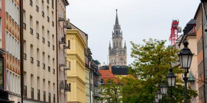 Die aufwendige Planung und Pflanzung verteuert die Bäume in der Fußgängerzone in München. So kostet ein einziger neuer Baum dort rund 50.000 Euro, erklärt BR24.