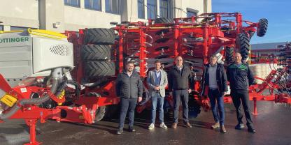V.li.n.re.: Florian Wohlfahrt (Gebietsverkaufsleiter Pöttinger), Stefan Arnoldt (Vertriebs- und Serviceleiter Pöttinger), Benjamin Zuck (Geschäftsführer Landmaschinen Roschwitz), Tobias Grünwald (Verkaufsleiter Landmaschinen Roschwitz), Andreas Reschke (Gebietsserviceleiter Pöttinger).