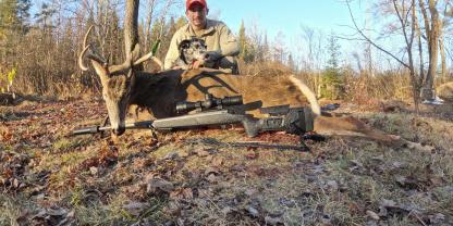 Ken Chersack mit Beute, seiner Hündin Athena und der Bergara-Büchse. Er bevorzugt das Jagen im offenen Land und hat seine eigene Sicht auf die Jagd in Deutschland.