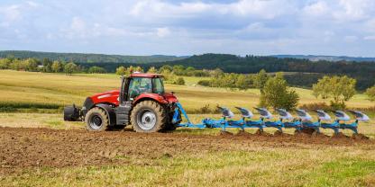 Traktor-Feldrand-AdobeStock_364324639