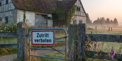 Lost Places liegen oft auf abgesperrten Grundstücken - der Zutritt ist dann nur mit einer Genehmigung erlaubt. (Symbolbild mit KI erzeugt)