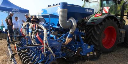Rabe hat auf dem traction-Bootcamp für Drillmaschinen – im September 2025 – erstmalig die pneumatische Sämaschine Ventus präsentiert.