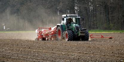 Landwirt-Acker-Wald-AdobeStock_431255497