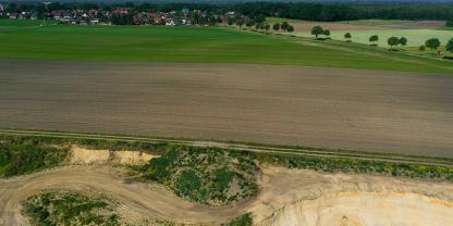 Acker-und-Kiesgrube-AdobeStock_272461993