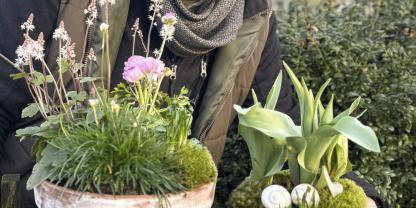 Galant gestaltete Tontöpfe mit ersten Frühlingsboten