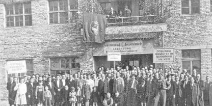 Die Belegschaft der Messerschmiede Leegebruch bei einer Maikundgebung in den 1950er-Jahren.